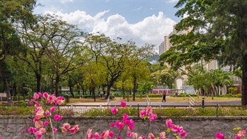 啟德河與摩士公園一號相連，公園的開放式設計延伸了河流的視野，增強了空間感。摩士公園同時亦是一個綠化開放空間，為訪客提供休憩的地方。